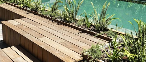 AuĂenpool, Sonnenschirme, LiegestĂŒhle