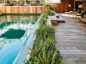 Piscine extérieure, parasols, chaises longues