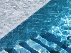 A pool with clear water and a tiled edge. - Costanero Hotel Montevideo - MGallery Collection (Montevideo)