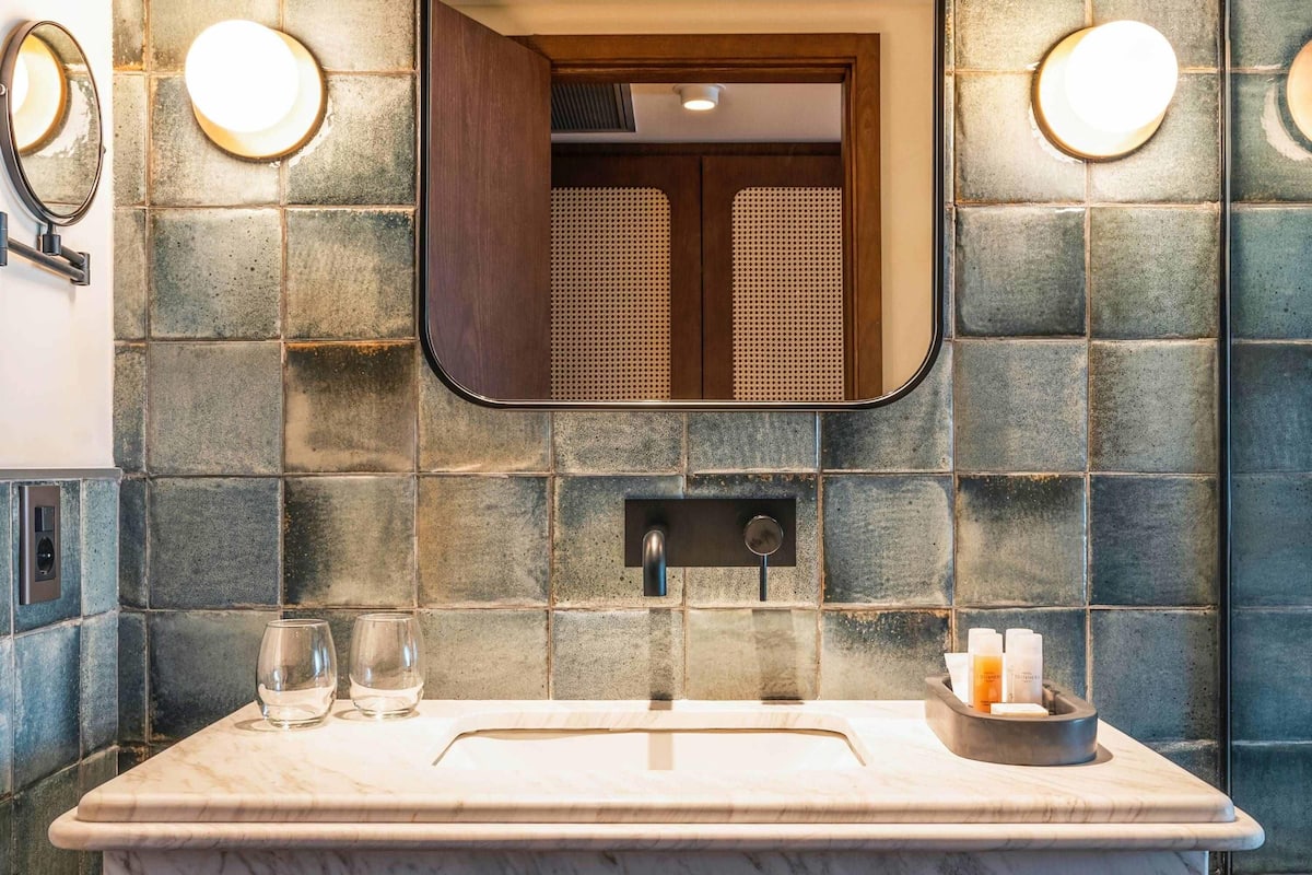 1 quarto, frigobar, cofres nos quartos, escrivaninha