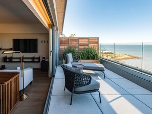 Deluxe-suite - 1 kingsize-seng - balkon - havudsigt | Minibar, pengeskab på værelset, skrivebord, mørklægningsgardiner
