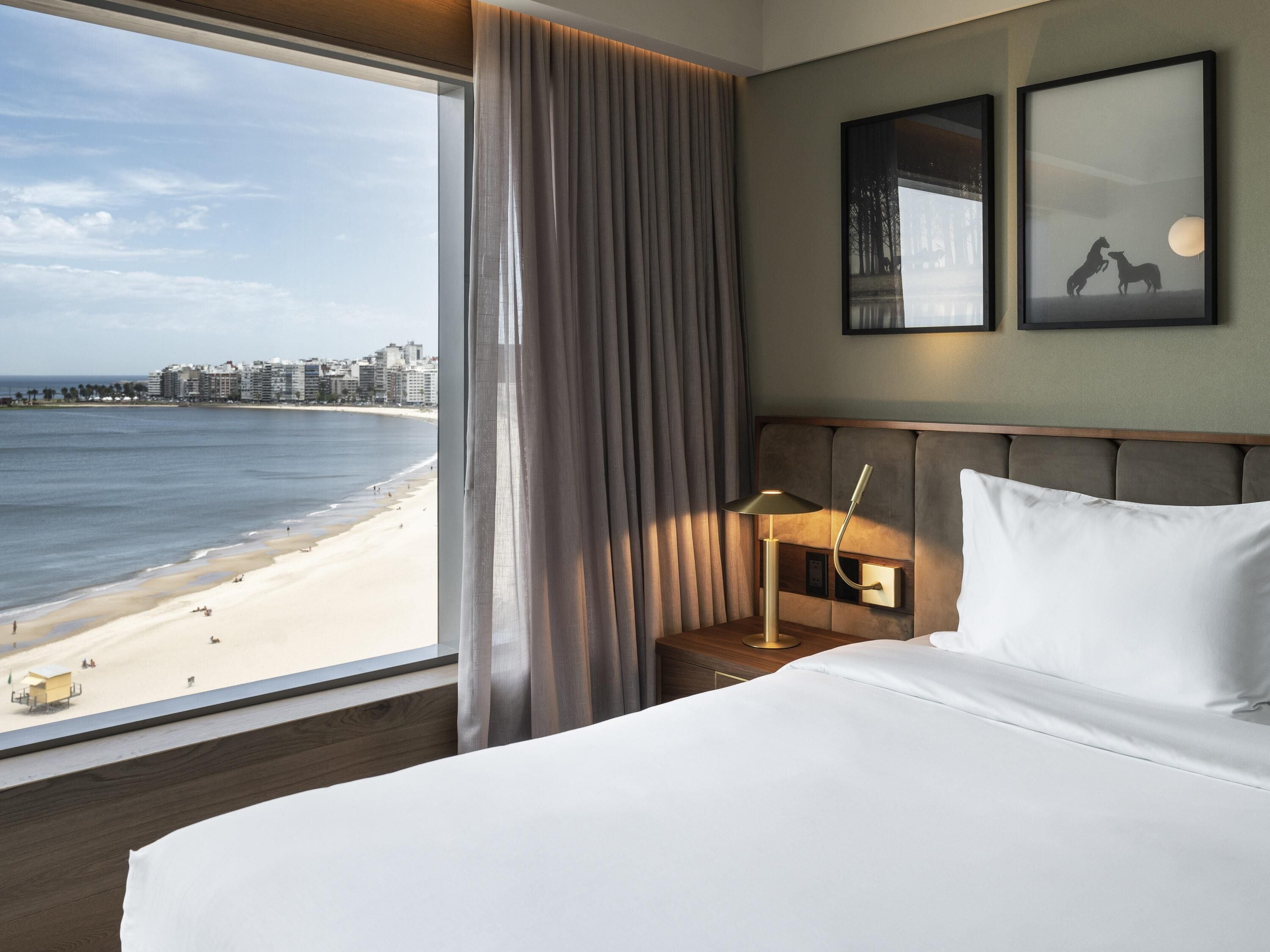 Deluxe-værelse - 1 kingsize-seng - havudsigt | Minibar, pengeskab på værelset, skrivebord, mørklægningsgardiner