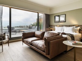 Suite Deluks, 1 Tempat Tidur King, balkon, pemandangan laut | Minibar, brankas, meja kerja, dan tirai kedap cahaya