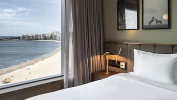 Chambre Deluxe, 1 trĂšs grand lit, vue mer | 1 chambre, minibar, coffres-forts dans les chambres, bureau