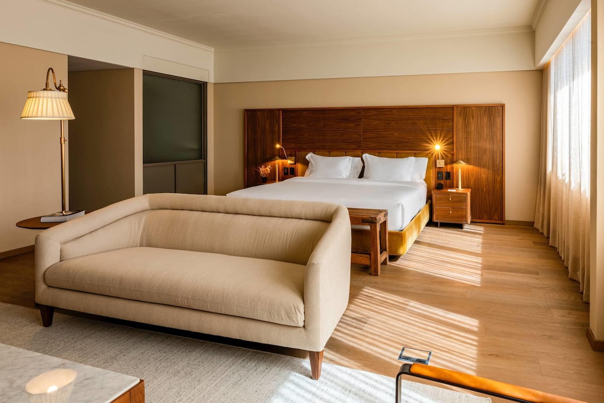 Suíte júnior, 1 cama King | 1 quarto, frigobar, cofres nos quartos, escrivaninha