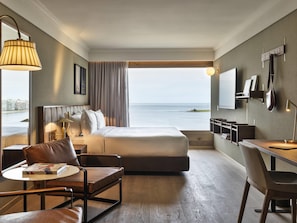 Executive Room, 1 King Bed, Sea View | 1 bedroom, minibar, in-room safe, desk