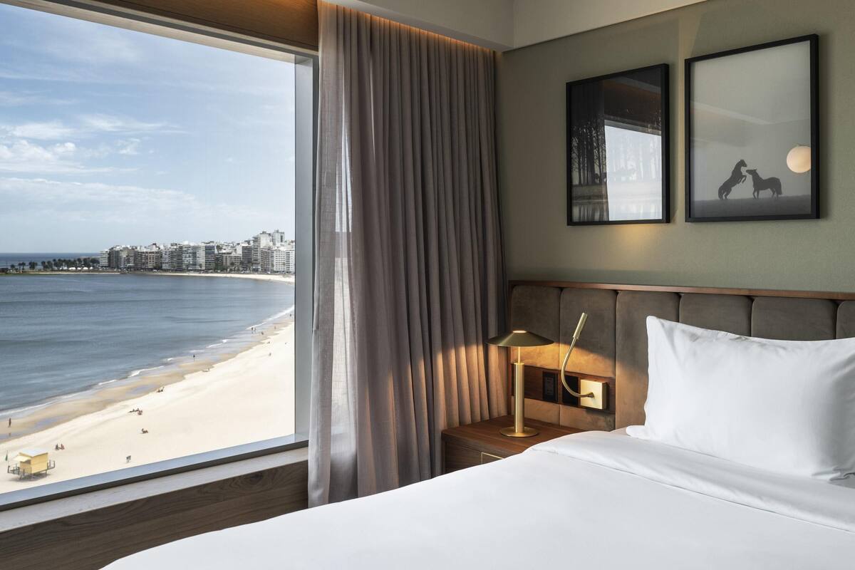Habitación Deluxe, 1 cama King size, vista al mar | Minibar, caja de seguridad en la habitación y escritorio