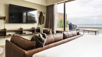 Suite Deluxe, 1 trĂšs grand lit, balcon, vue mer | Minibar, coffres-forts dans les chambres, bureau, rideaux occultants