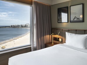 Deluxe-rum - 1 kingsize-säng - havsutsikt | 1 sovrum, minibar, värdeförvaringsskåp på rummet och skrivbord