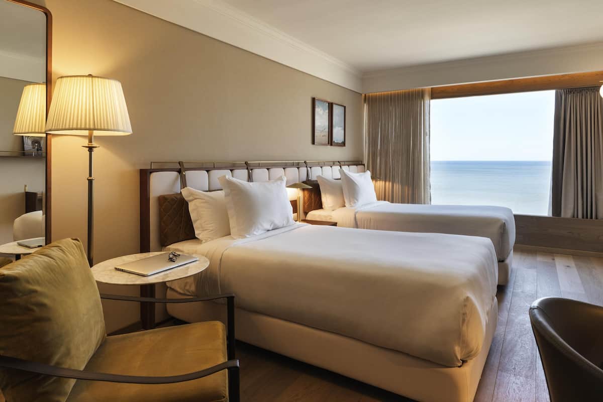 Deluxe kamer, 2 eenpersoonsbedden, uitzicht op zee | 1 slaapkamer, een minibar, een kluis op de kamer, een bureau