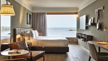 Executive Room, 1 King Bed, Sea View | Minibar, in-room safe, desk, blackout curtains
