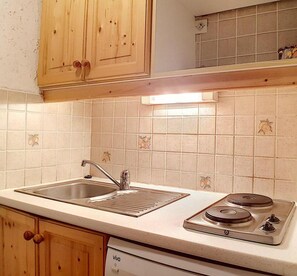 Kylskåp, mikrovågsugn, ugn och diskmaskin