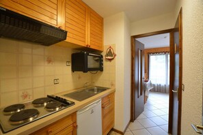 Fridge, microwave, oven, coffee/tea maker - 100m from ski slopes, Ground floor, view mountain, balcony, parking, tv, 25m², Le Grand Bornand (Le Grand-Bornand)