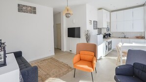 Eine moderne Wohnung mit Wohnzimmer, Essbereich und Küche.