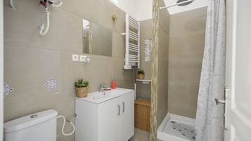 SĂšche-cheveux, serviettes fournies