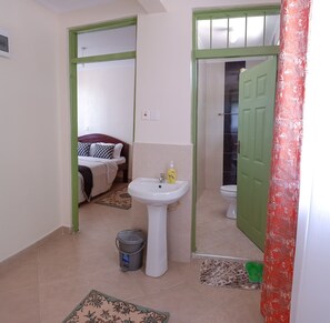 Ducha, toallas, jabón y papel higiénico