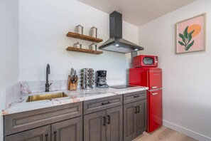 Refrigerador, microondas, parrilla de estufa y cafetera y tetera