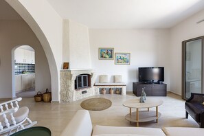 Smart TV, fireplace, books, stereo