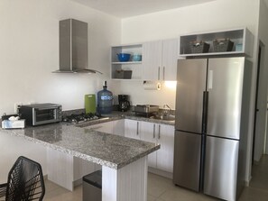 Refrigerador, cafetera y tetera, tostadora y licuadora