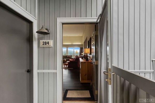 Interior - HIGHLANDS, NC VZTOP. LUXURIOUS TOWNHOUSE! OUTSTANDING MOUNTAIN TOP VIEWS ! (Highlands)