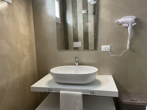 Dusche, Haartrockner, Bidet, Handtücher