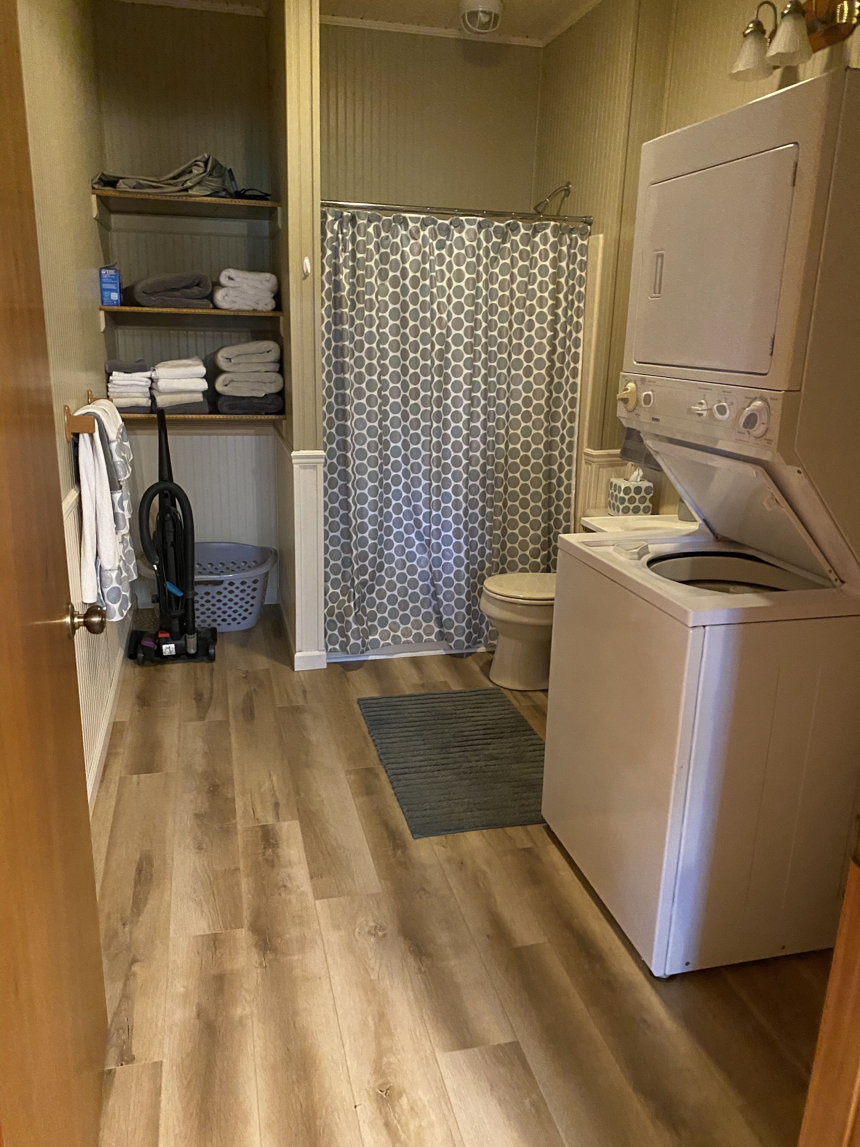 Ducha, secador de pelo, toallas y jabón