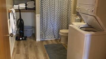 Ducha, secador de pelo, toallas y jabón