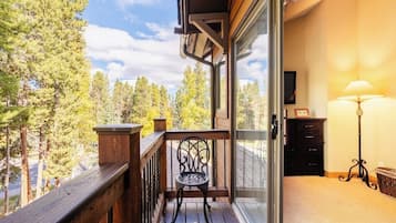 House, Multiple Beds, Hot Tub, City View | Property grounds