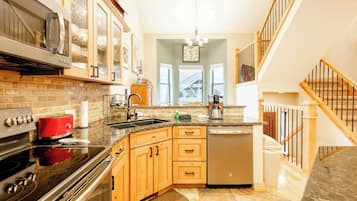 Rumah, Beberapa Tempat Tidur, hot tub, pemandangan kota | Dapur pribadi | Lemari es, microwave, oven, dan kompor