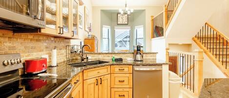 Casa, varias camas, hidromasaje, vista a la ciudad | Cocina privada | Refrigerador, microondas, horno y parrilla de estufa