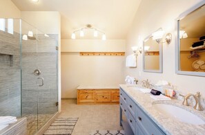 Casa, varias camas, hidromasaje, vista a la ciudad | Baño | Toallas 