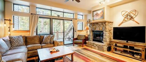 House, Multiple Beds, Hot Tub, City View | Living area