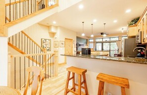 House, Multiple Beds, Hot Tub, City View | Interior