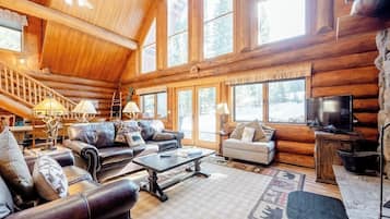Kabin, Beberapa Tempat Tidur, hot tub | Area keluarga | Televisi 42-inci dengan saluran TV kabel dan pemutar DVD