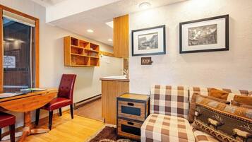 Studio, 1 Queen Bed, Pool Access, Mountain View | Interior