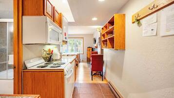 Estudio, 1 cama Queen size, acceso a la alberca, vista a la montaña | Cocina privada | Refrigerador, microondas, horno y parrilla de estufa