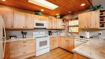 House, Multiple Beds, Hot Tub, Mountain View | Private kitchen | Fridge, microwave, oven, stovetop