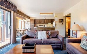 Lägenhet - 1 queensize-säng med bäddsoffa - tillgång till pool - utsikt mot bergen | Vardagsrum | 40-tums platt-tv med kabelkanaler, tv och eldstad
