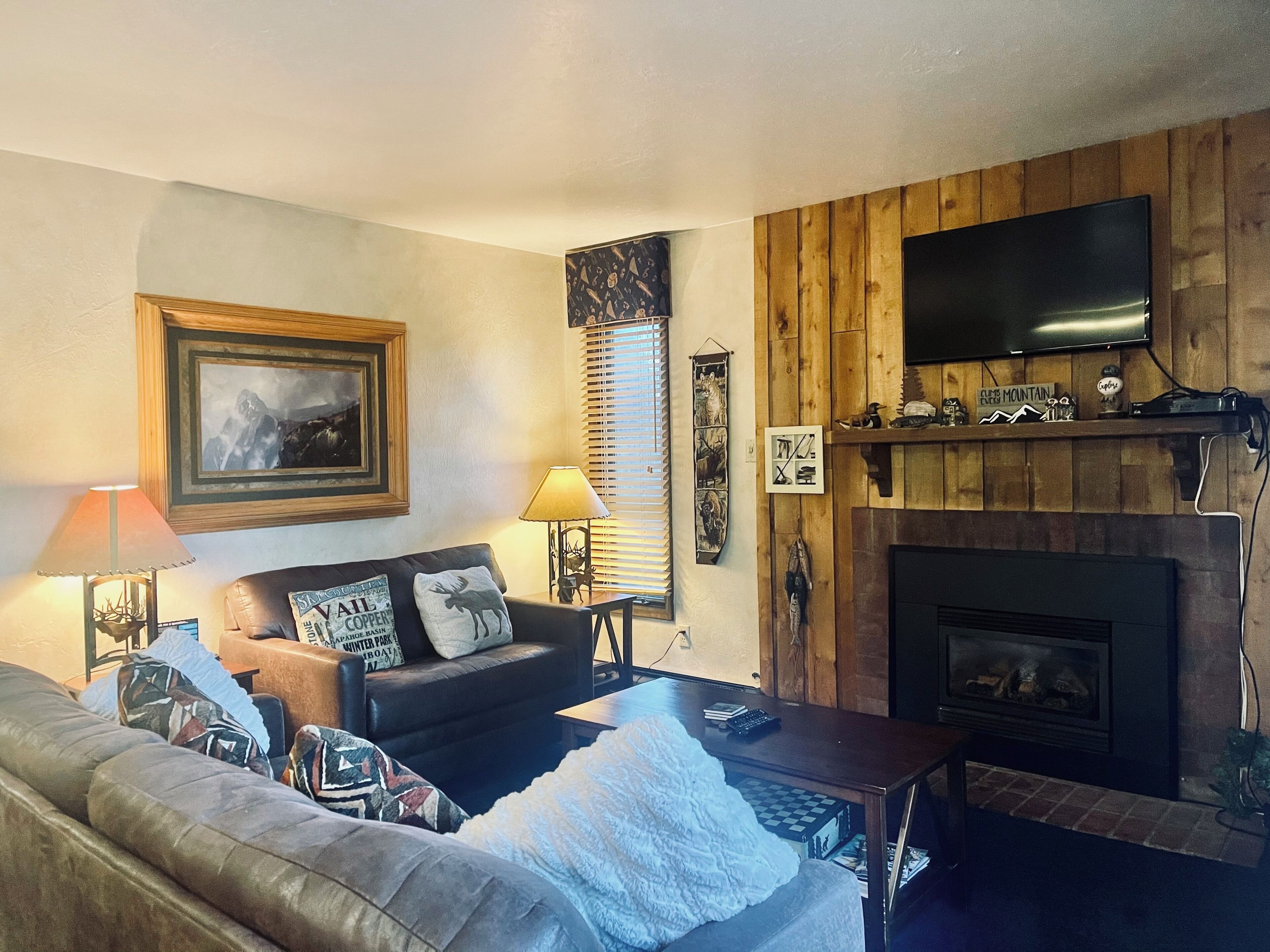 Condo, 1 Queen Bed with Sofa bed, Pool Access, Mountain View | Living area | 40-inch flat-screen TV with cable channels, TV, fireplace