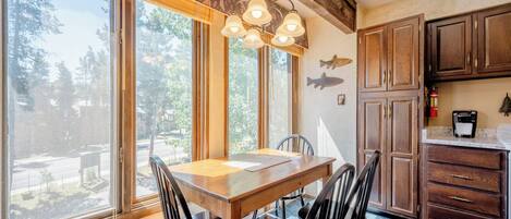 Appartamento, 1 letto queen con divano letto, accesso alla piscina, vista montagna | Ristoranti