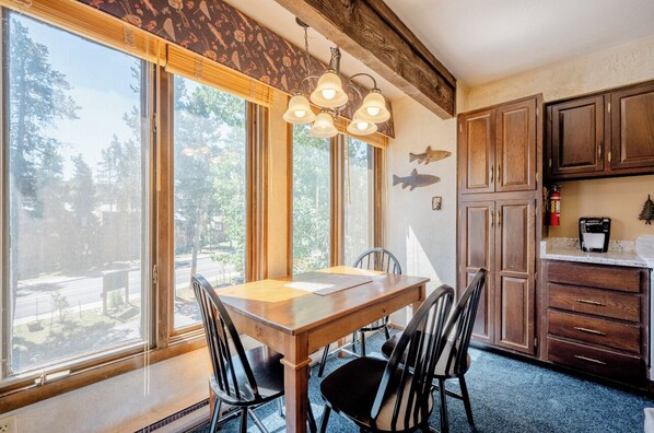 Condo, 1 Queen Bed with Sofa bed, Pool Access, Mountain View | Dining
