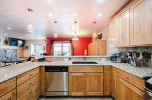 Condo, varias camas, acceso a la alberca (LongBranch #116) | Cocina privada | Refrigerador, microondas, horno y parrilla de estufa 