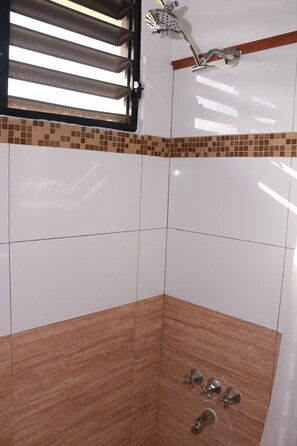 Dusche, Handtücher, Seife, Shampoo