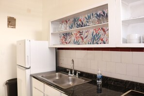 Mikrowelle, Herdplatte, Wasserkocher mit Kaffee-/Teezubehör, Toaster