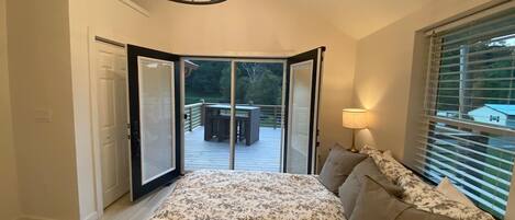 4 habitaciones, tabla de planchar con plancha y cuna de viaje