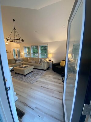 Smart TV, fireplace, Netflix, Hulu - Mill Timber Lodge-Charming Mountain Cabin (Newland)