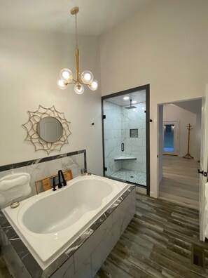 Bathtub, hair dryer, towels, soap - Mill Timber Lodge-Charming Mountain Cabin (Newland)