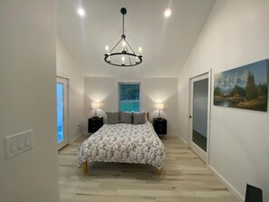 4 habitaciones, tabla de planchar con plancha y cuna de viaje 