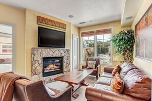 TV, fireplace - New Listing! Downtown condo with private hot tub and fantastic mountain views! (Breckenridge)