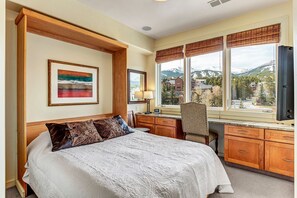 2 bedrooms, Internet, bed sheets - New Listing! Downtown condo with private hot tub and fantastic mountain views! (Breckenridge)